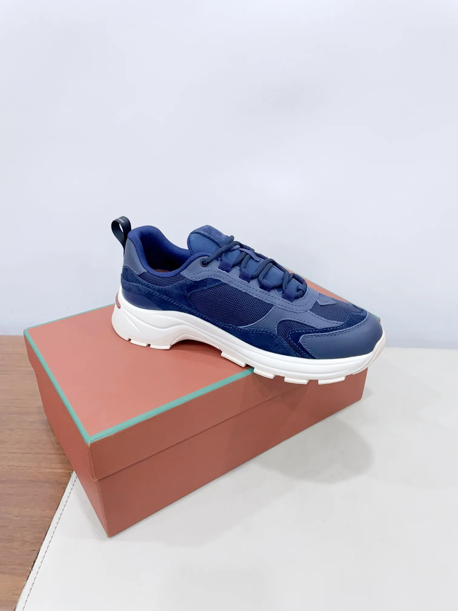 👟👟Ex-factory price 620👟👟 (Male +10) LP's new product Loro Pian* ✅Cairn Walk couple's sneakers dad shoes Official price RMB¥ ¥ 8,200 This urban style-inspired sneaker fits the foot comfortably. Cowhide and suede panels add a refined texture to the sleek silhouette, while soft padding follows every contour, making it the ideal companion for urban adventures or casual weekend getaways. The light and soft soles are designed with complex and fine carved textures and have excellent performance. 𝙎𝙞𝙯𝙚: 35-40 women, 39-45 men (40 women and 45 men are custom-made and cannot be returned or exchanged) The ultimate cost-effectiveness leaves the factory, no negotiation.